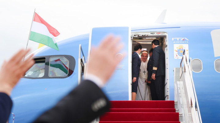Ferenc pápa búcsúztatása a budapesti repülőtéren - Pope Francis' farewell at Budapest airport